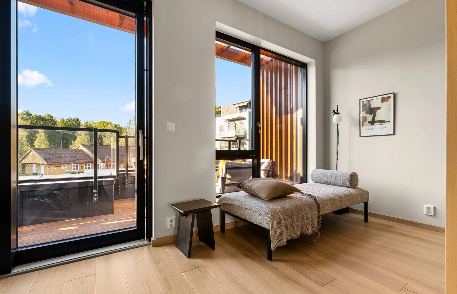 Stuen har lyse overflater og store vinduer som gir godt med lysinnslipp og en god romfølelse. Galleribilde