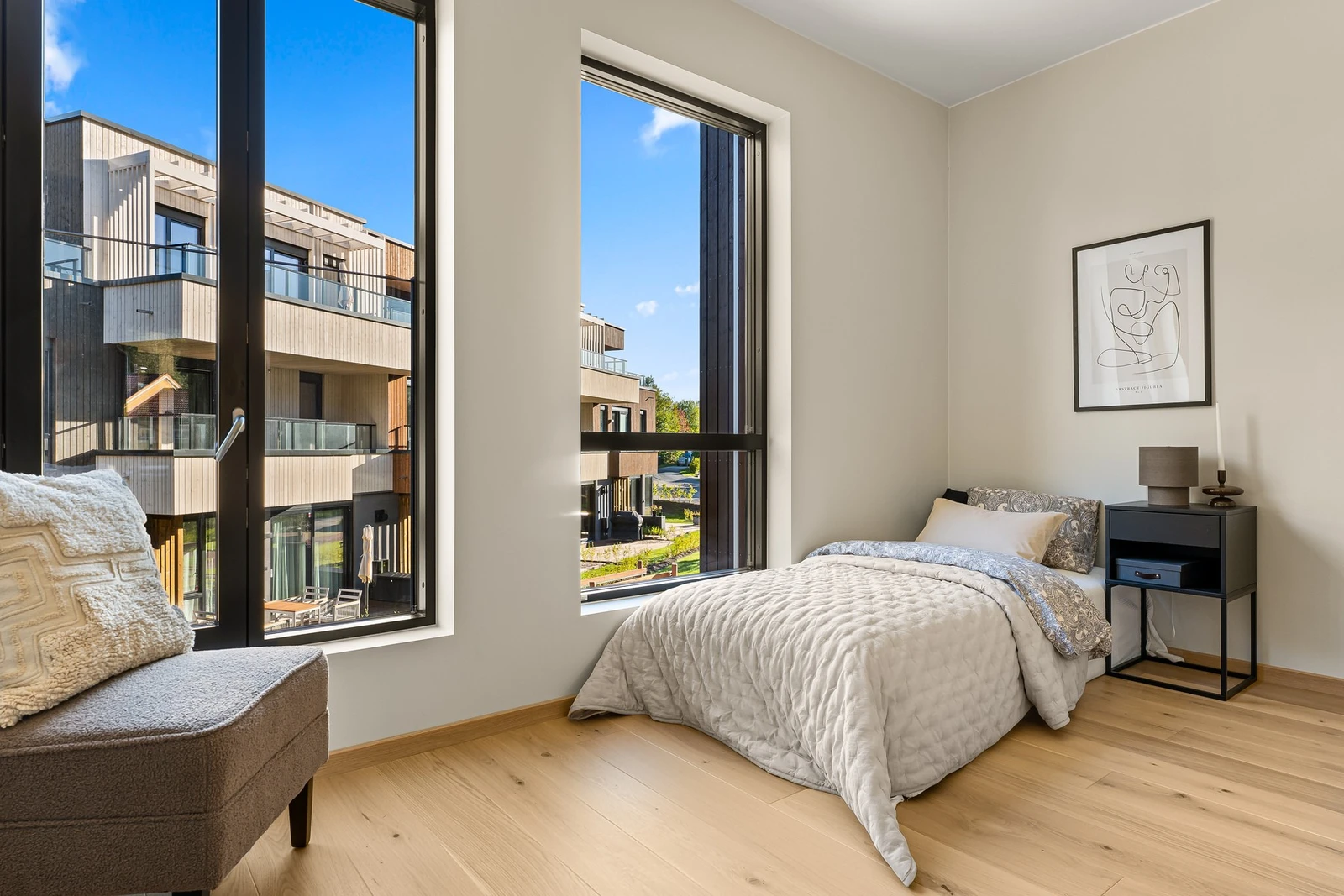 Alle soverom har lyse vegger, store vindusflater og parkettgulv. Galleribilde