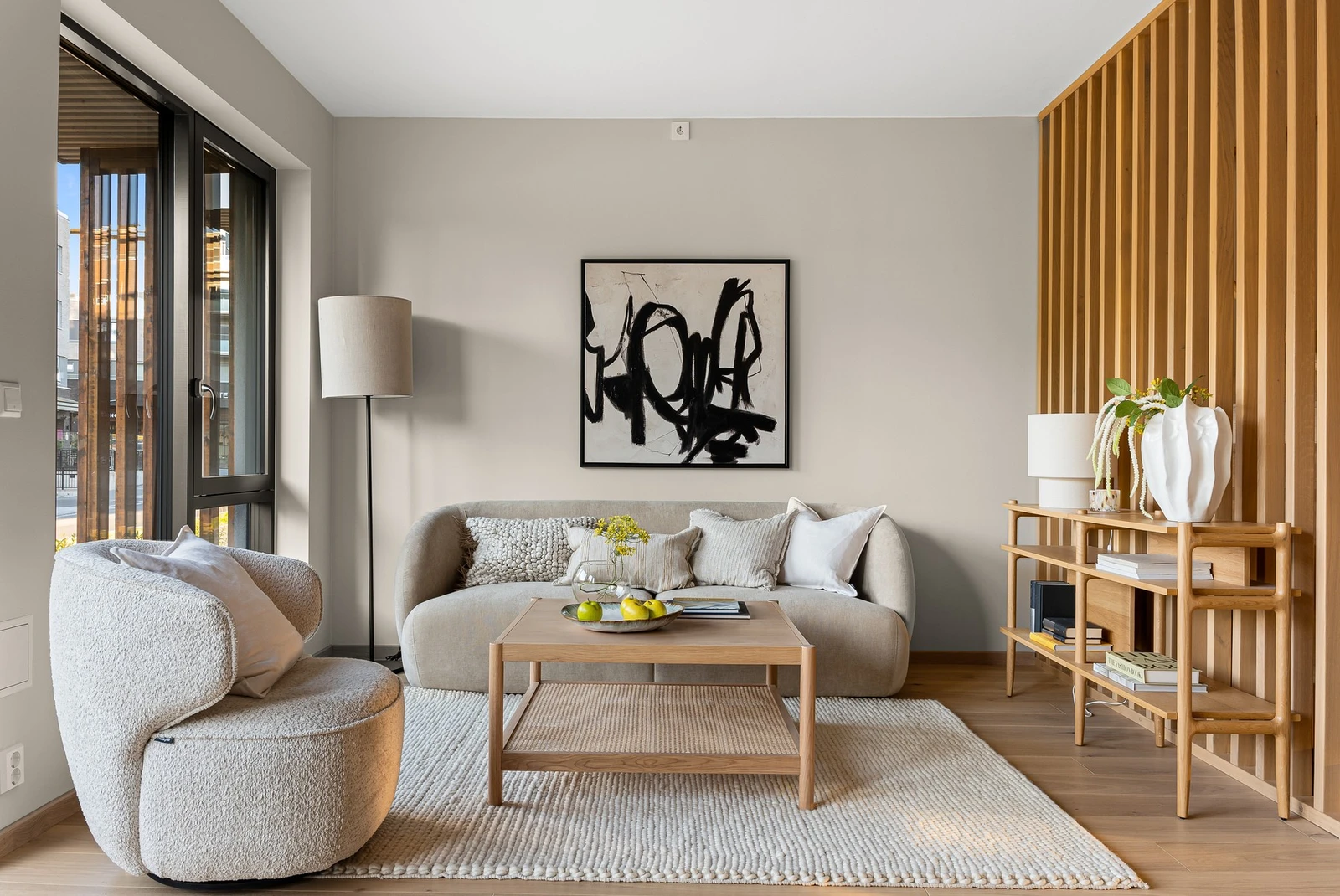 Selger har valgt Nordisk-stilpakke, som preges av delikate beigefarger og kromdetaljer, og gir boligen en harmonisk, tidløs og sofistikert atmosfære - nøye gjennomført av erfarne interiørdesignere. Galleribilde