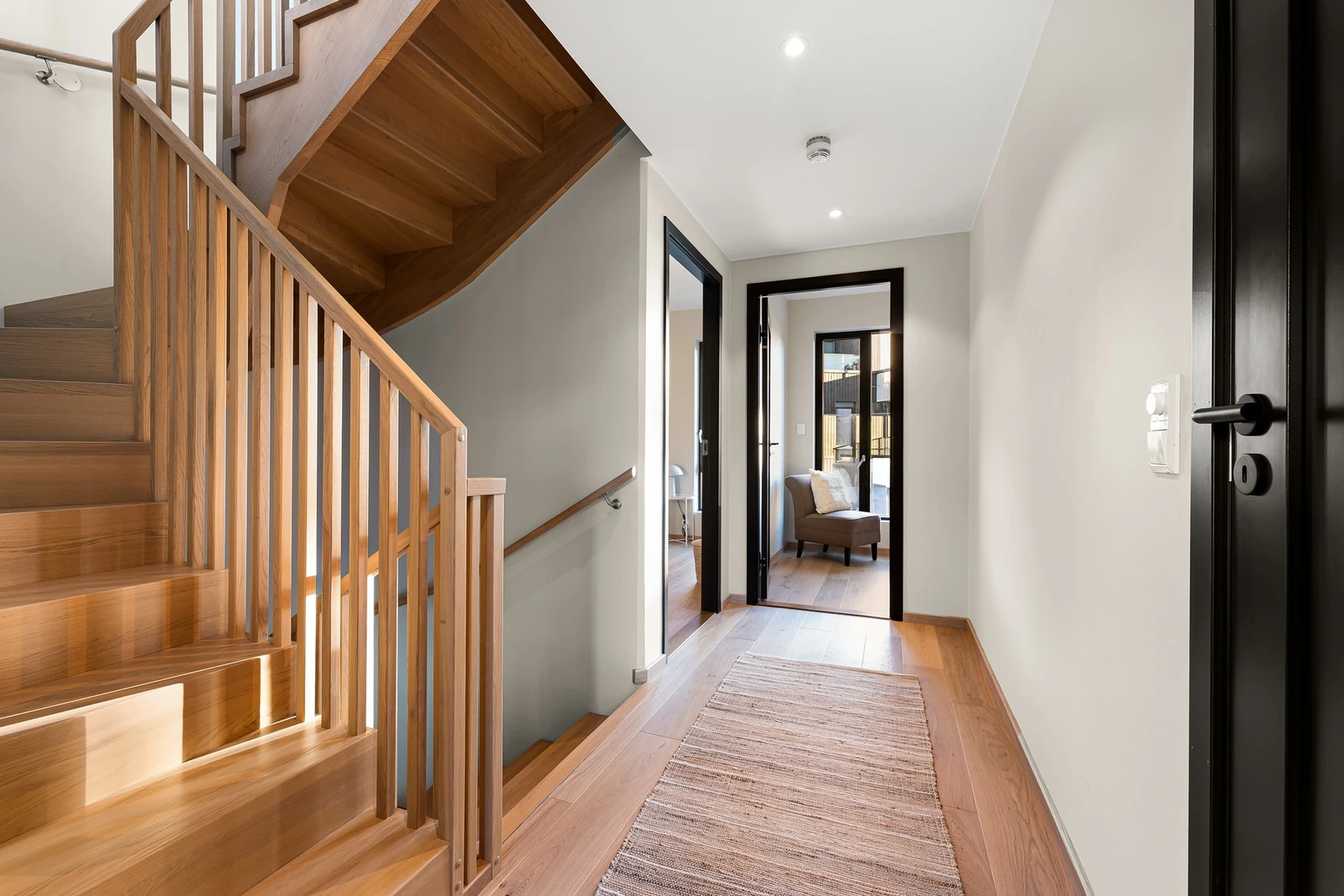 Boligen har fire gode soverom, hvorav tre ligger samlet i boligens andre etasje. Galleribilde