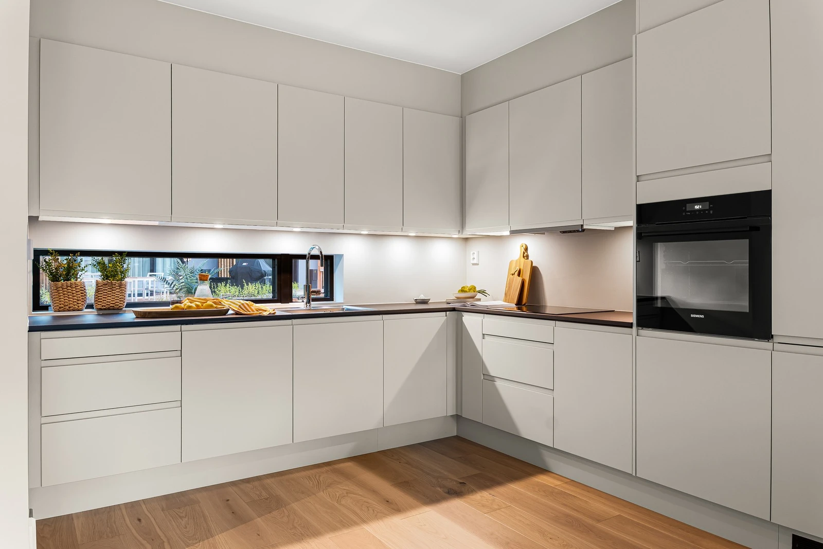 Kjøkkenet har integrerte hvitevarer av god kvalitet fra Siemens, som medfølger salget. Galleribilde