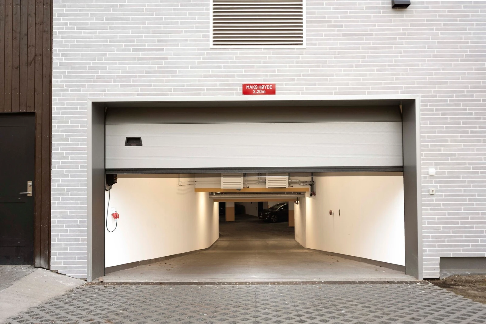 Sameiet har parkeringsanlegg med mulighet for kjøp av p-plass med ladepunkt for el-bil, konferer med megler. Galleribilde