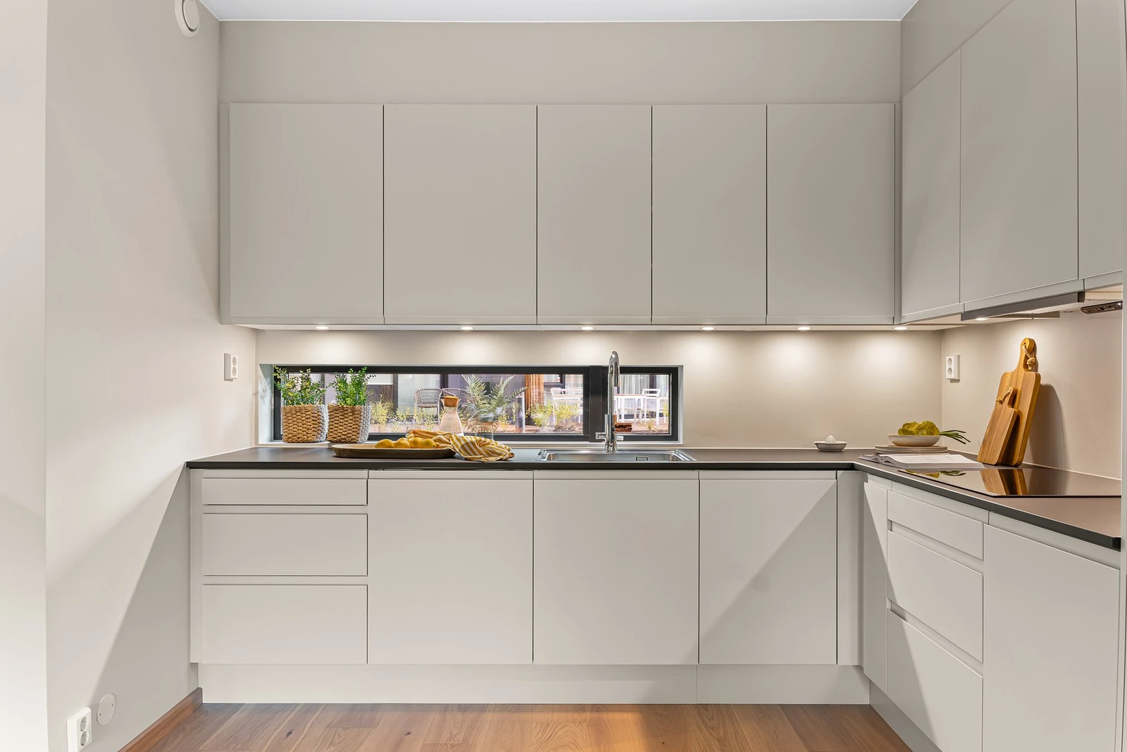 Moderne kjøkkeninnredning fra Sigdal med god skap- og benkeplass for matlaging og oppbevaring av kjøkkenredskaper. Galleribilde