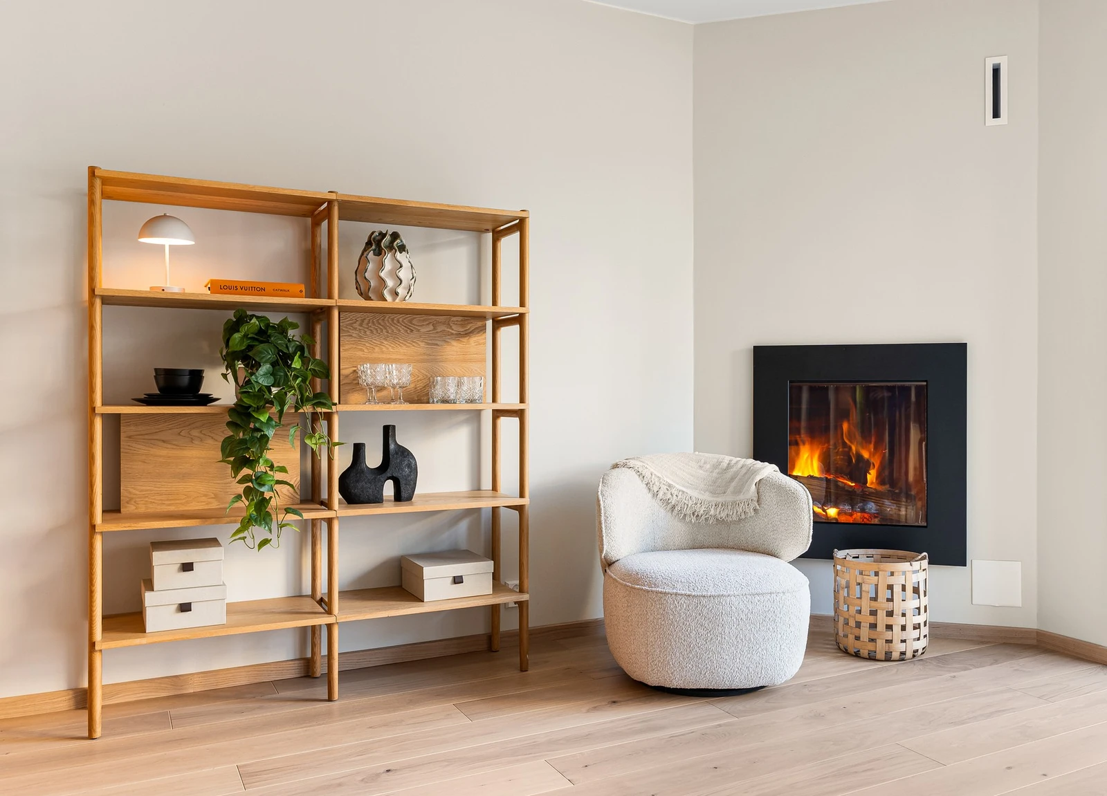 Sentralt i rommet er det en koselig gasspeis som byr på ekstra varme og lun atmosfære på kalde dager. Galleribilde