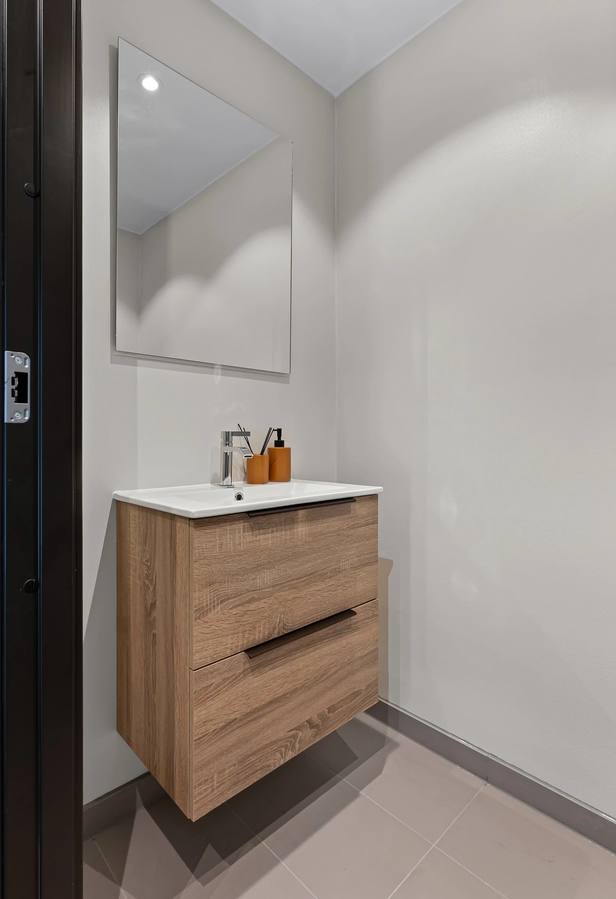 I første etasje har rekkehuset et flislagt toalettrom, meget praktisk som et gjestetoalett. Galleribilde