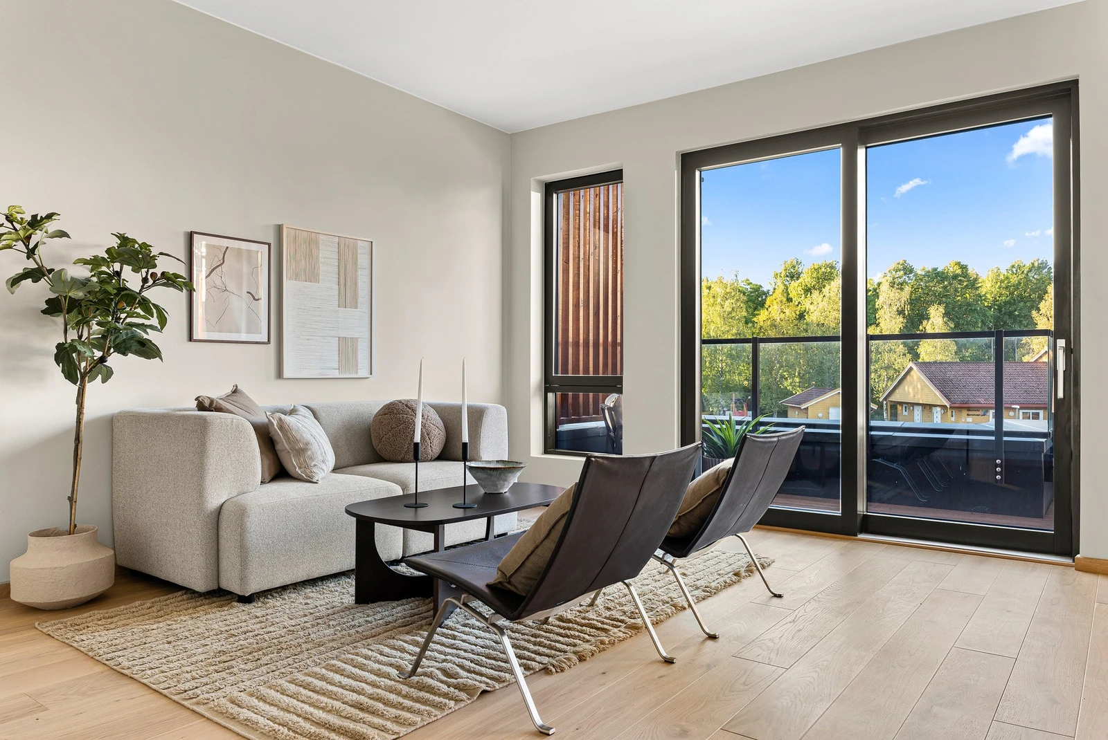 Det er god plass til å innrede med sofa, TV, skrivebord eller dekor. Galleribilde