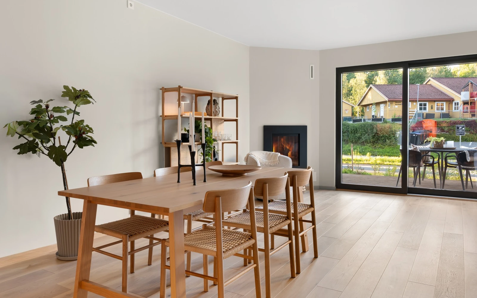 Boligen har vannbåren gulvvarme i alle rom unntatt bod. Kjøkkenet ligger i en åpen og sosial løsning med stuen - perfekt for sosiale sammenkomster. Galleribilde