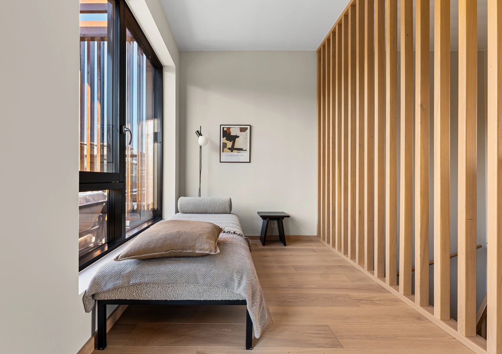 Stuen har lyse overflater og store vinduer som gir godt med lysinnslipp og en god romfølelse. Galleribilde