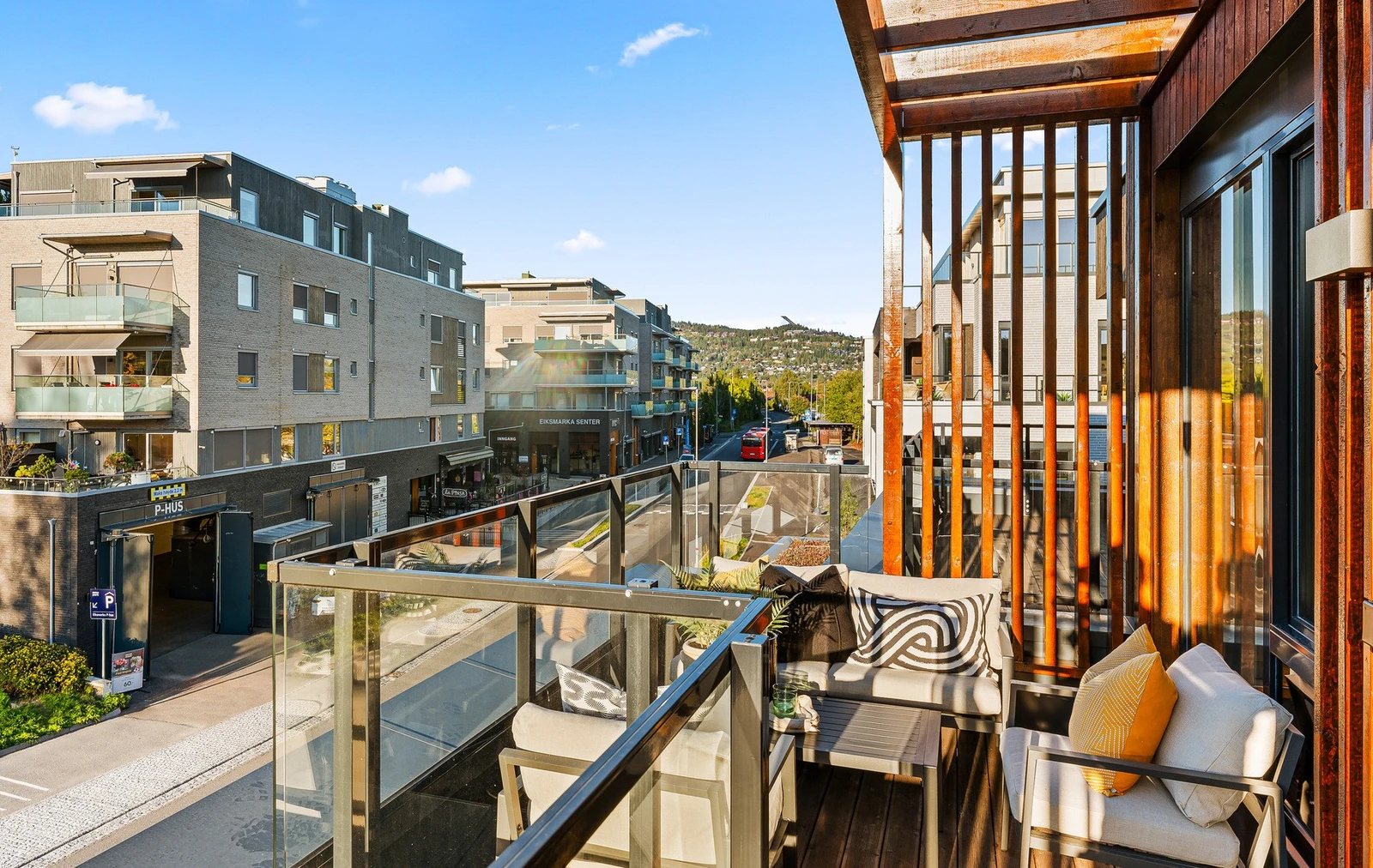 Fra TV-stuen er det utgang til boligens tredje uteplass. Galleribilde