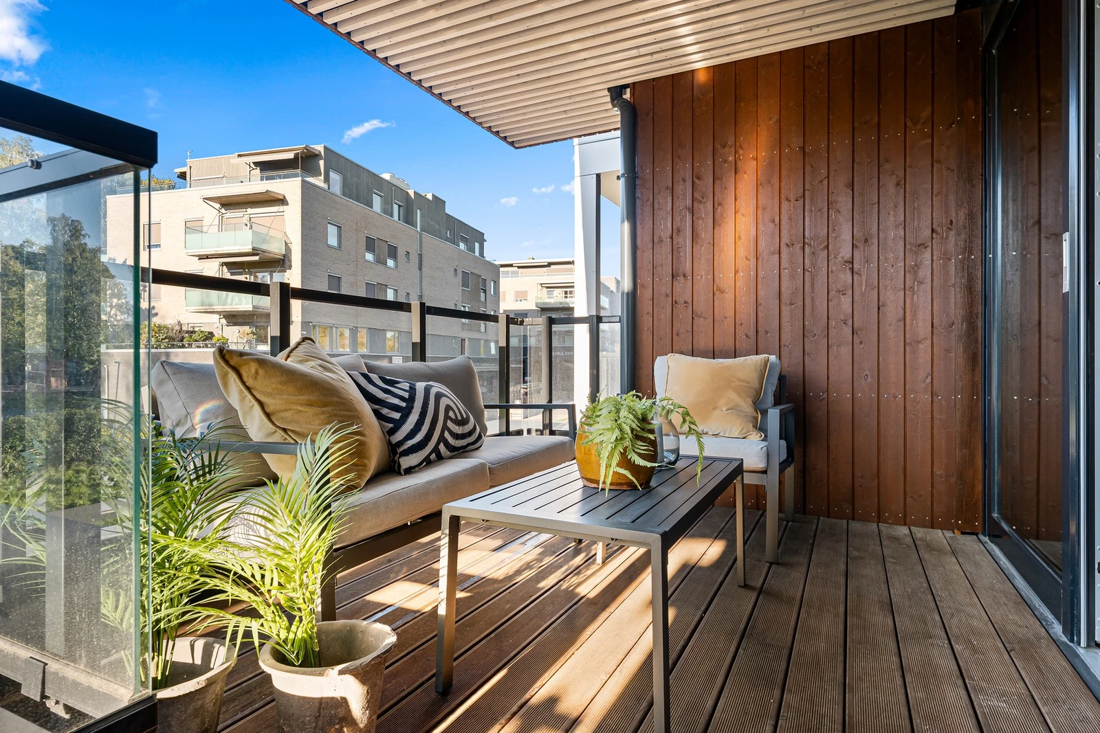 Overbygget balkong med plass til en sitteplass for hyggelige stunder. Galleribilde