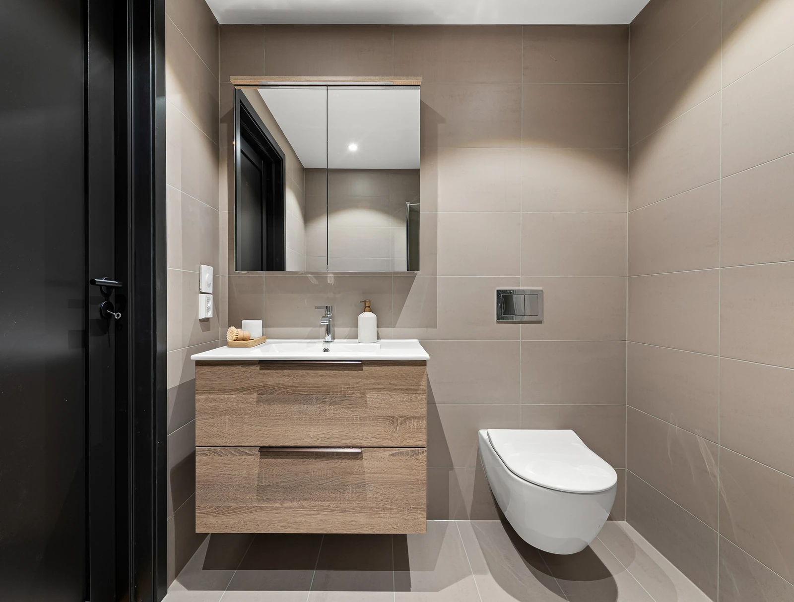 Hovedsoverommet ligger i boligens tredje etasje og ligger i en ''suite-løsning'' med boligens tredje bad. Galleribilde