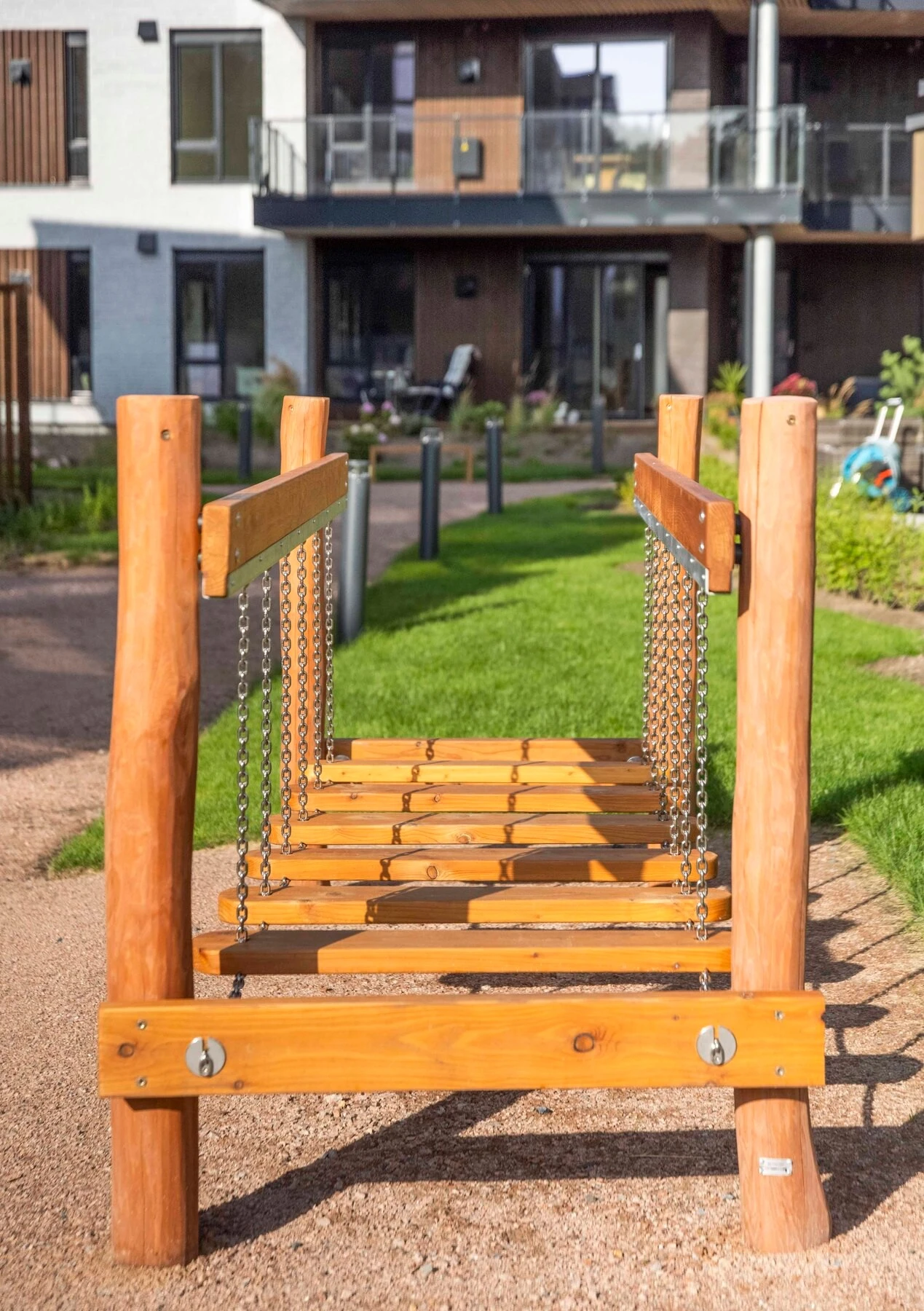 Grønne utearealer rundt hele eiendommen, med fokus på et estetisk samspill mellom vegetasjon, benker og møteplasser på tun og gangvei. Galleribilde