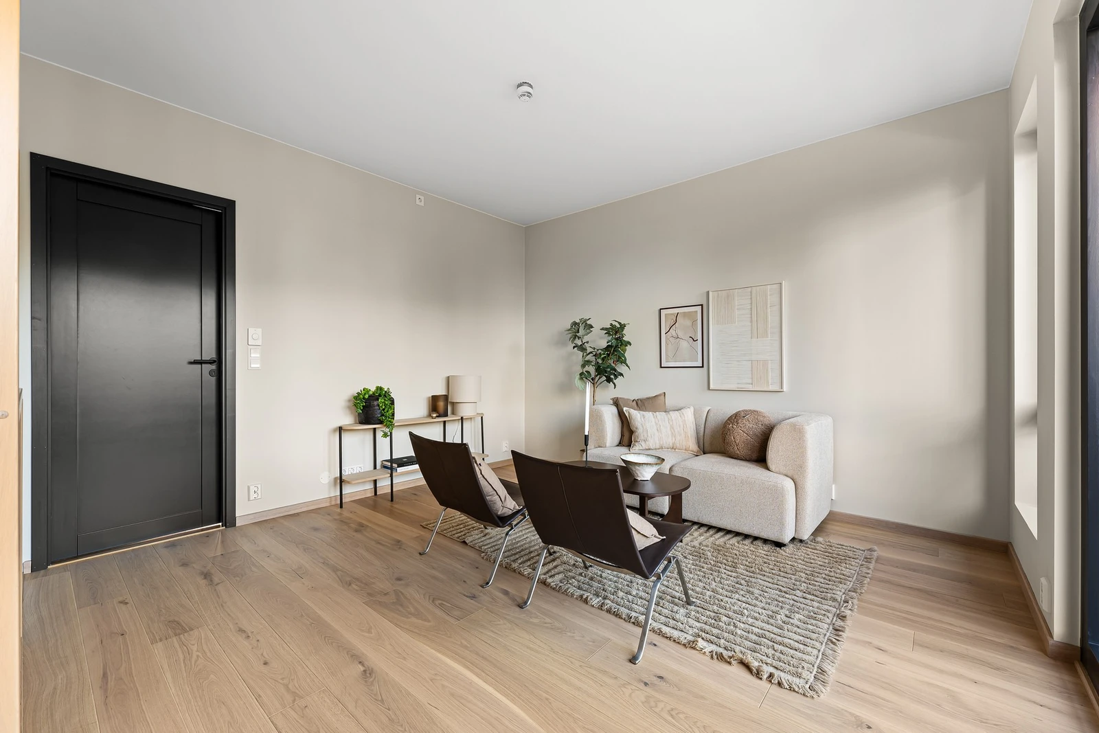 Det er god plass til å innrede med sofa, TV, skrivebord eller dekor. Galleribilde