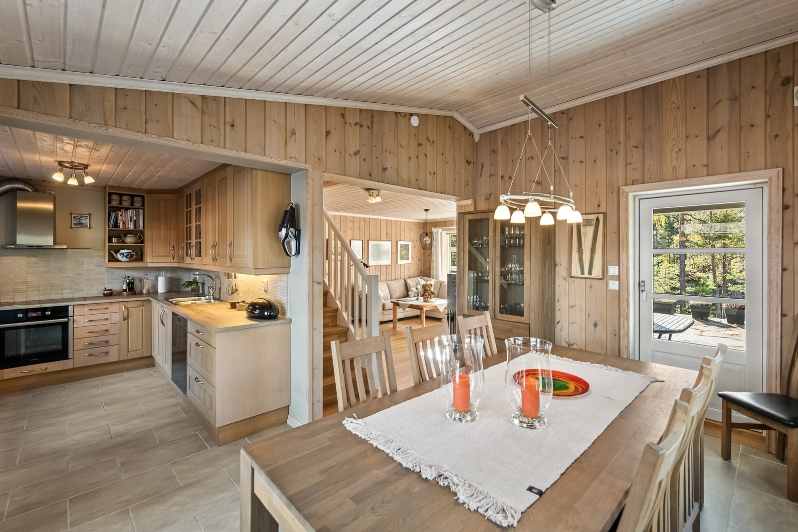 Kjøkken og spisestuen i naturlig tilknytning slik at man får en fin sosial sone Galleribilde