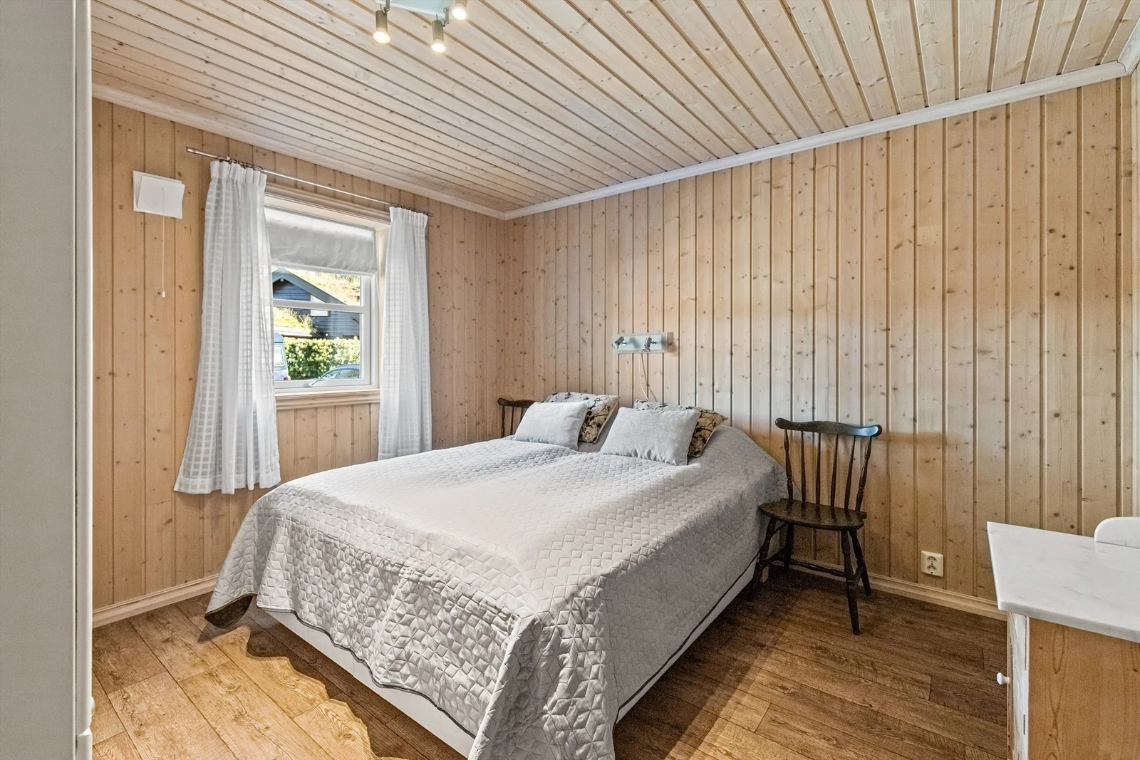 Hovedsoverom 2 i 1. etasje med skapplass Galleribilde