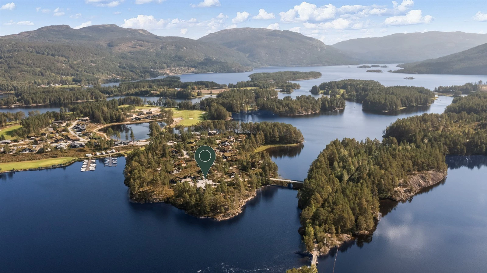 Hytten sett med golfbanen i bakkant. Galleribilde
