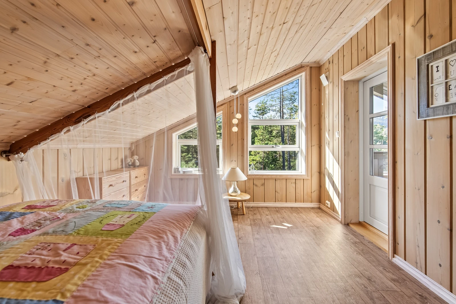 Utgang til overbygget balkong fra soverommet Galleribilde