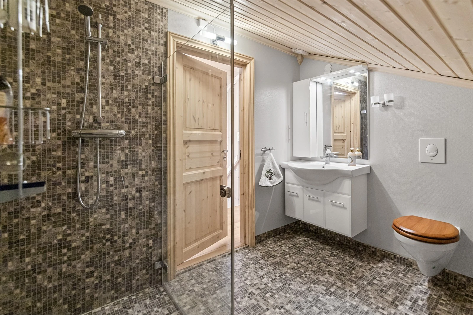 Romslig bad i 2. etasje Galleribilde