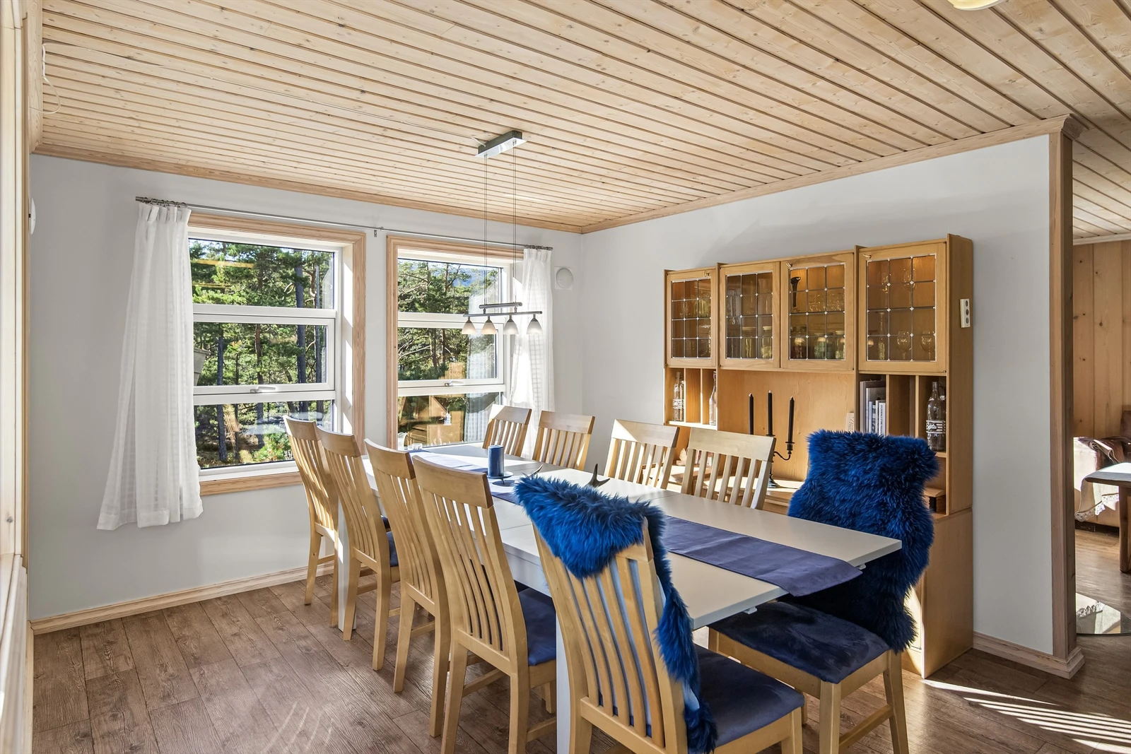 Her er duket for hyggelige måltider med familie og venner Galleribilde