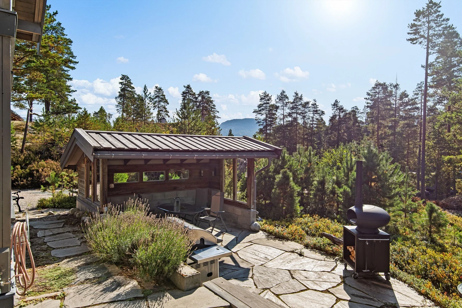 Grillbua er et sted som innbyr til lange kvelder i le av vær og vind Galleribilde