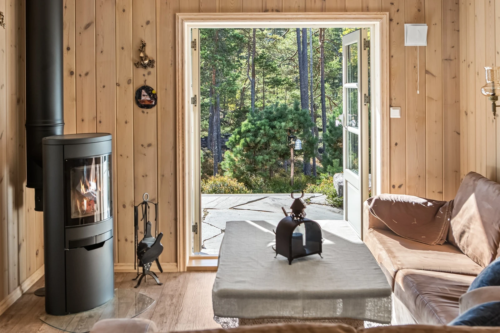 Utgang til terrasse med naturstein Galleribilde