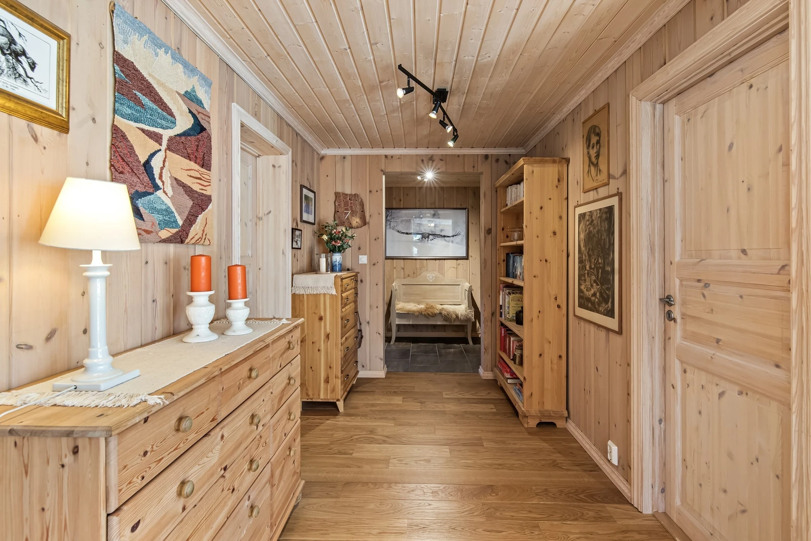 Gang fra entreen, med adkomst til soverom og bad, slik at man har alle funksjoner på en flate Galleribilde