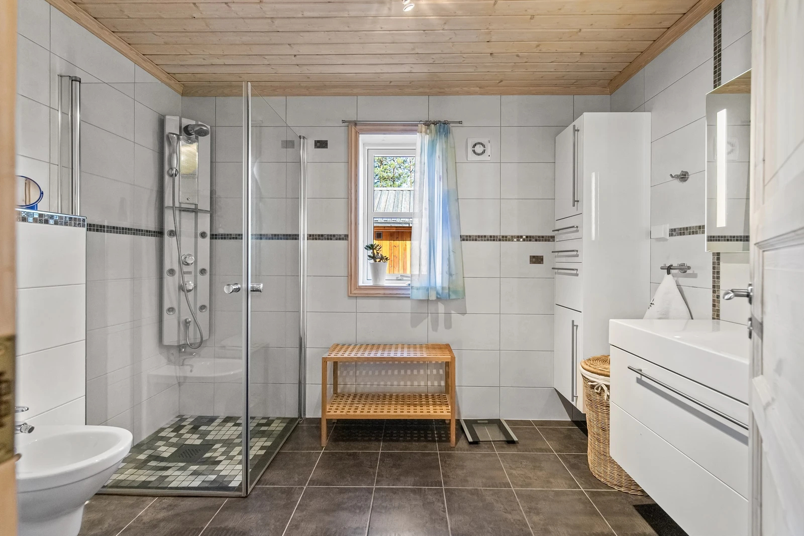 Flislagt bad med vannbåren varme i gulv Galleribilde