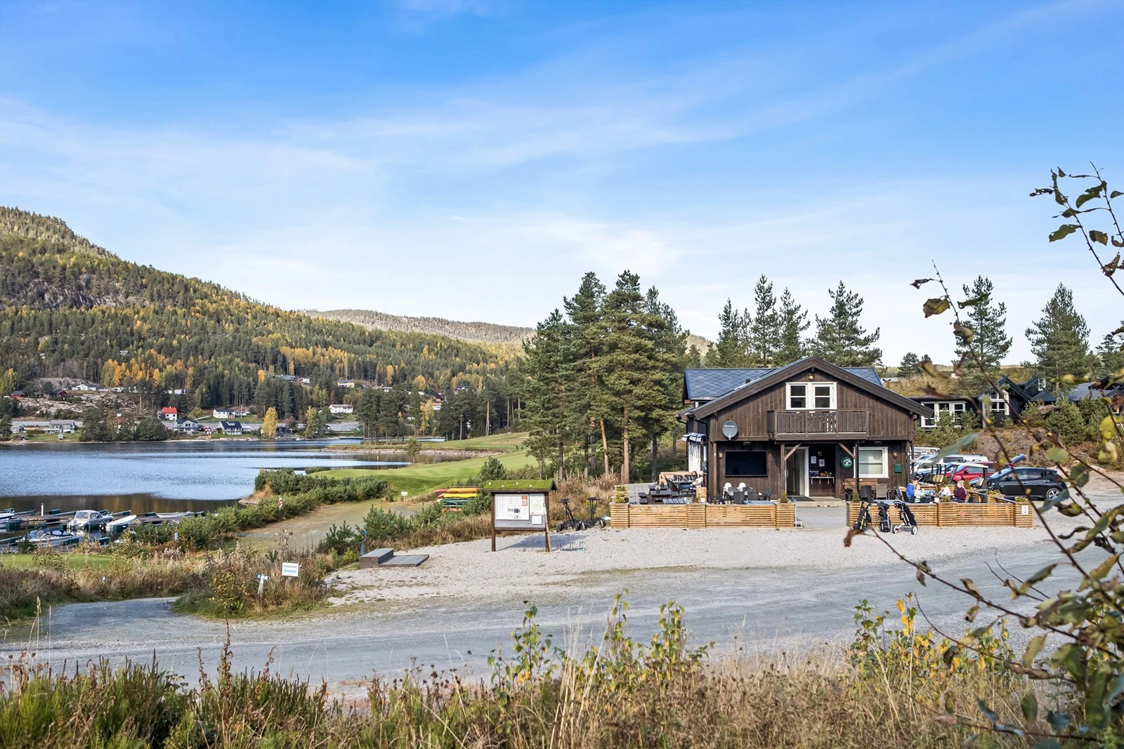 Golfbanen har en flott kafè med nydelig beliggenhet Galleribilde