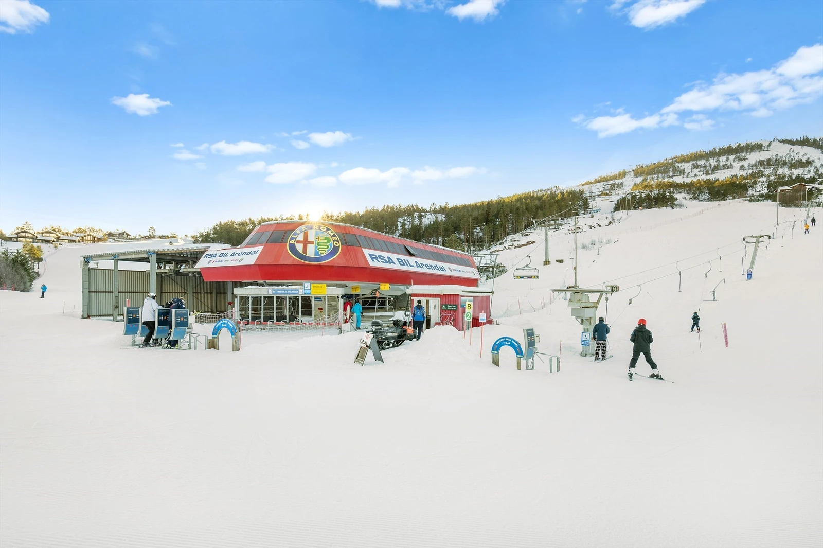 Kort vei bort til Vrådal alpinanlegg med 18 nedfarter, 8 heiser og komfortabel 8-seters stolheis Galleribilde