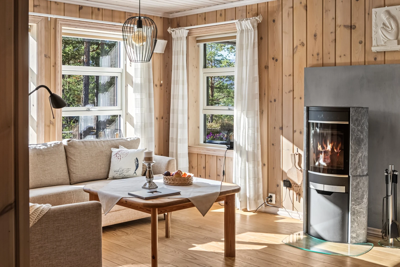 Nydelig peisovn i stuen for kjøligere dager Galleribilde