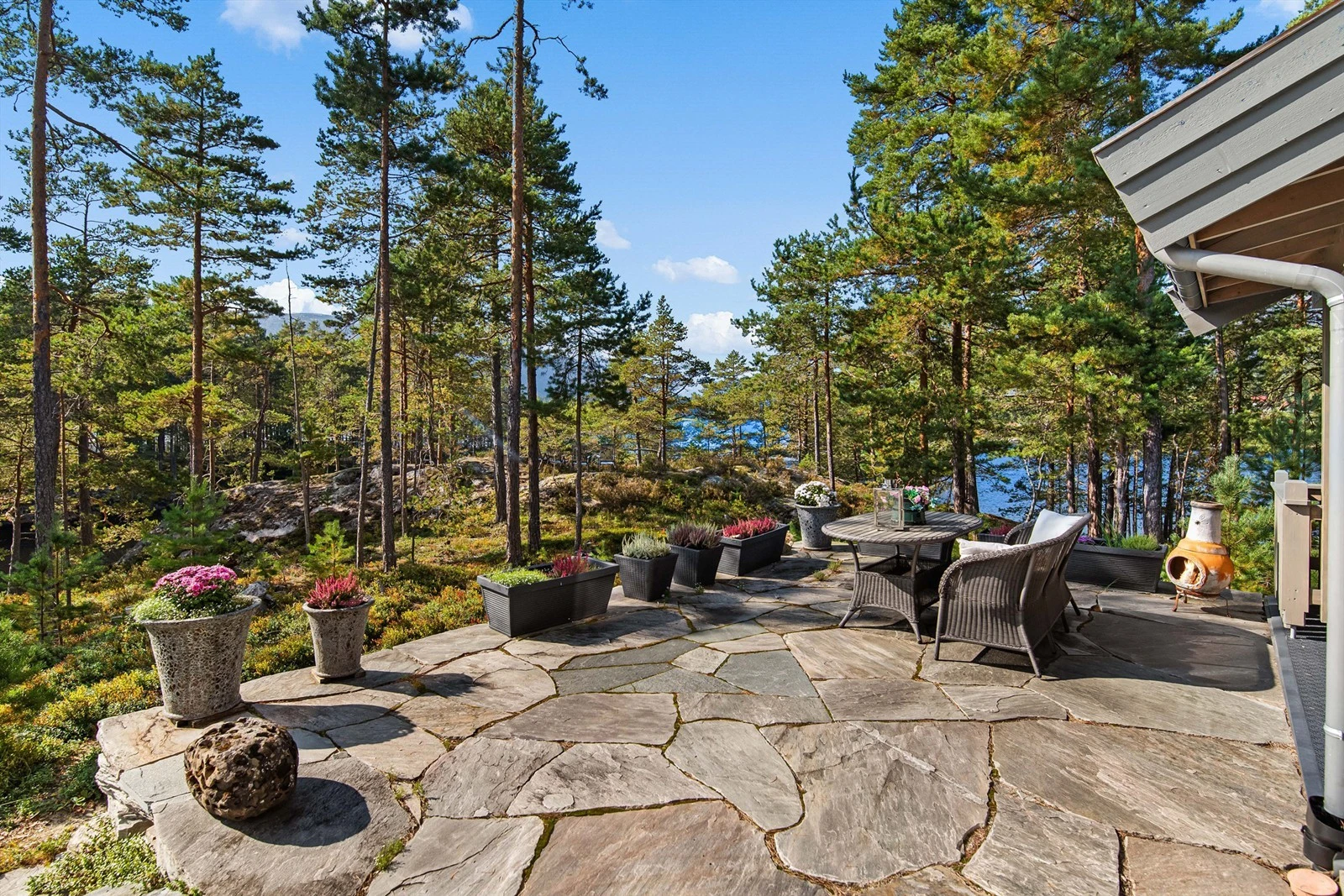 Uteplasser med flotte naturstein, hvor man kan nyte rolige omgivelser Galleribilde