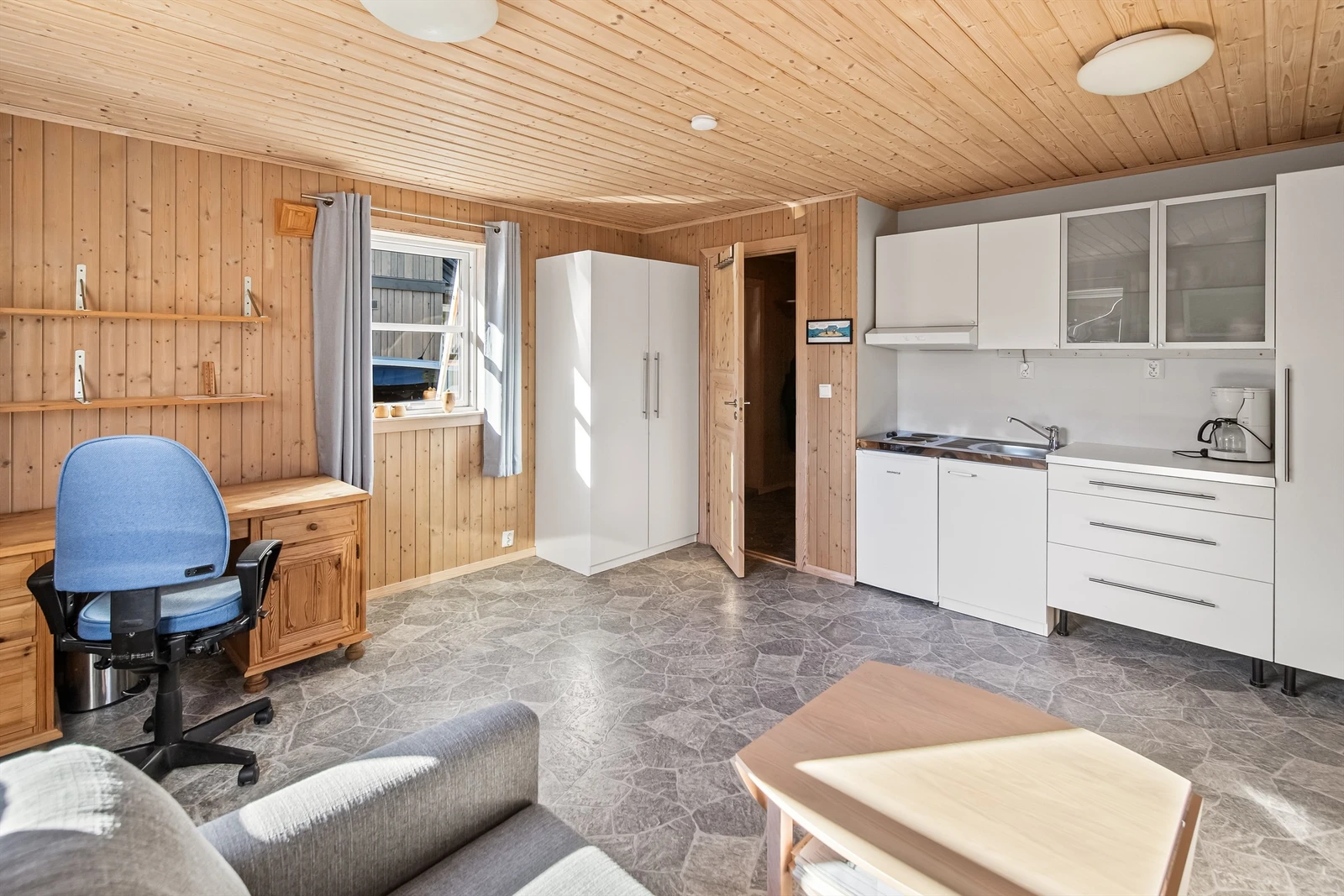 Annekset er innredet med hybelkjøkken, stue med sovesofa ( godkjent til varig opphold ) Galleribilde