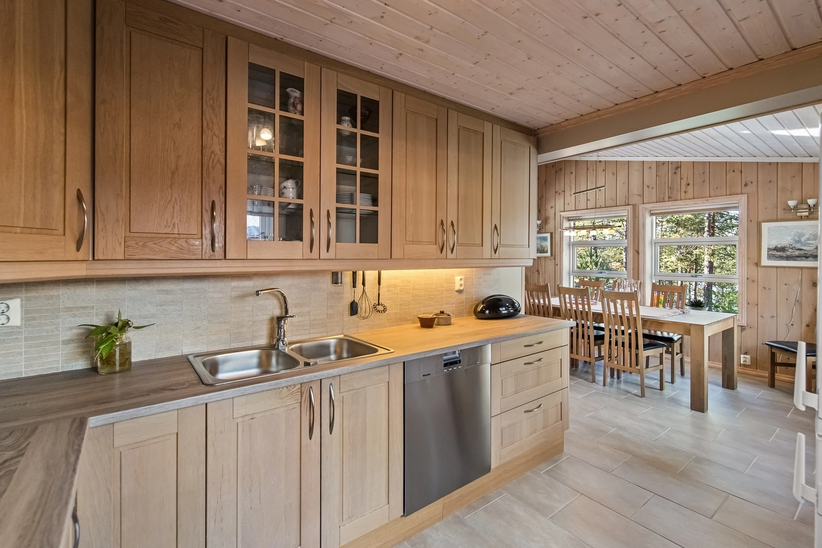 Pent og praktisk kjøkken med god arbeidsplass Galleribilde