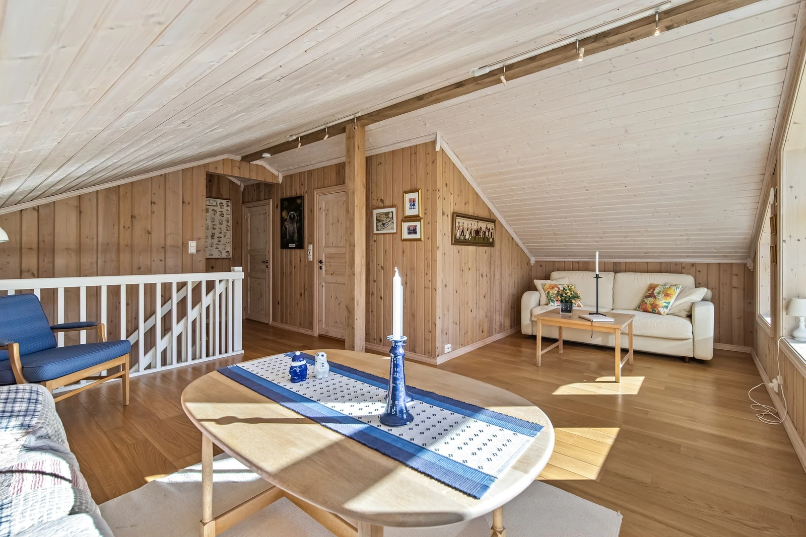 Koselig og lys loftstue i 2. etasje Galleribilde