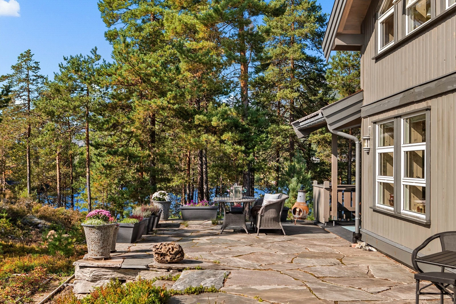 Solrike og usjenerte uteplasser med nydelig utsikt Galleribilde