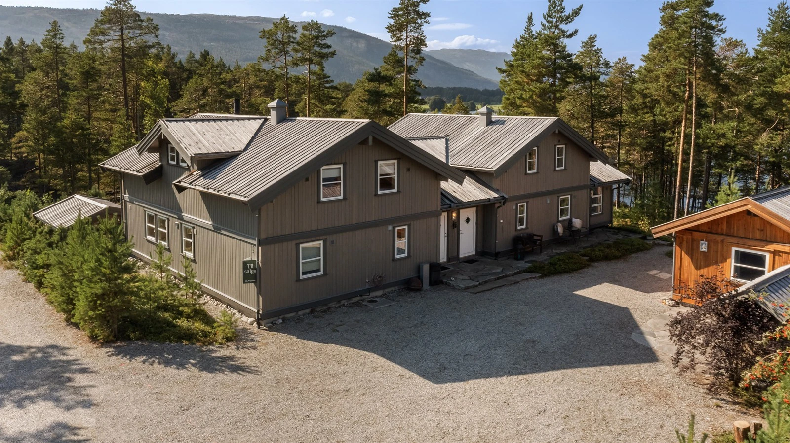 Stor og spennende eiendom med full duo-hytte og bod/anneks Galleribilde