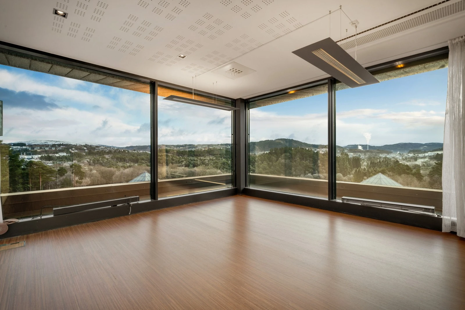 Lokalene er godt vedlikeholdt og kan overtas "slik de er" eller tilpasses for nye leietakere. Galleribilde