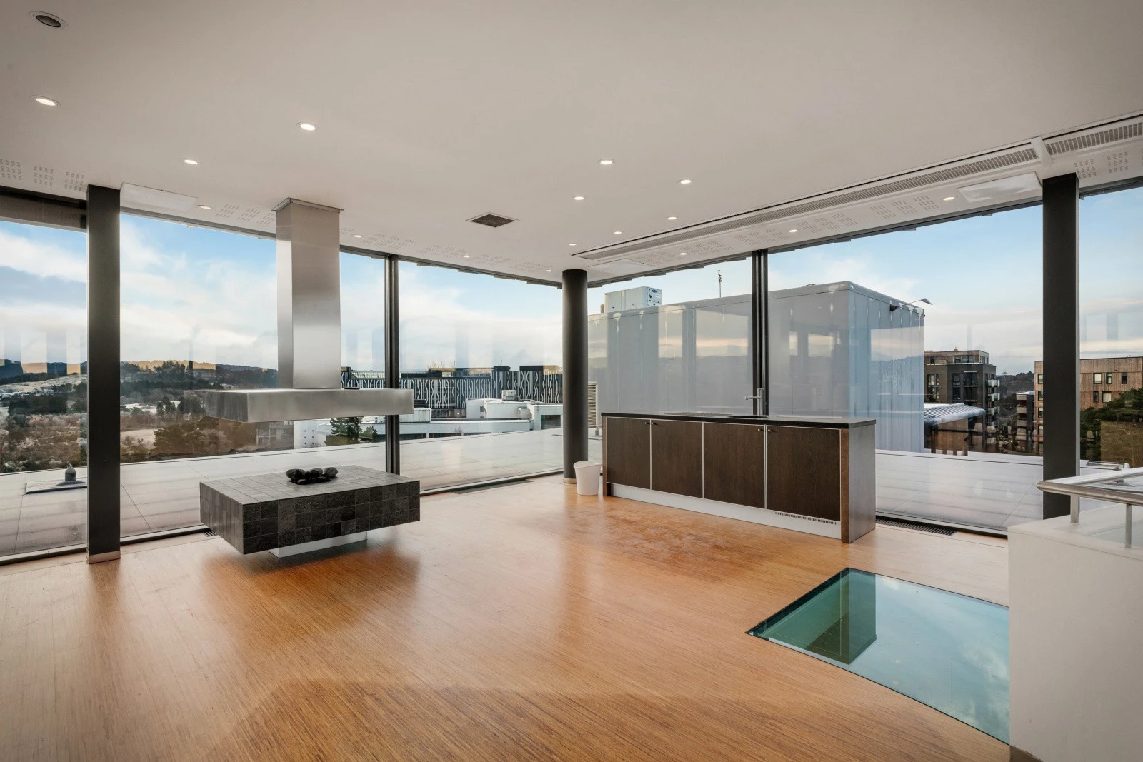 Fra styrerommet som troner øverst i bygget er det 360 graders utsikt med store vinudsflater. Galleribilde