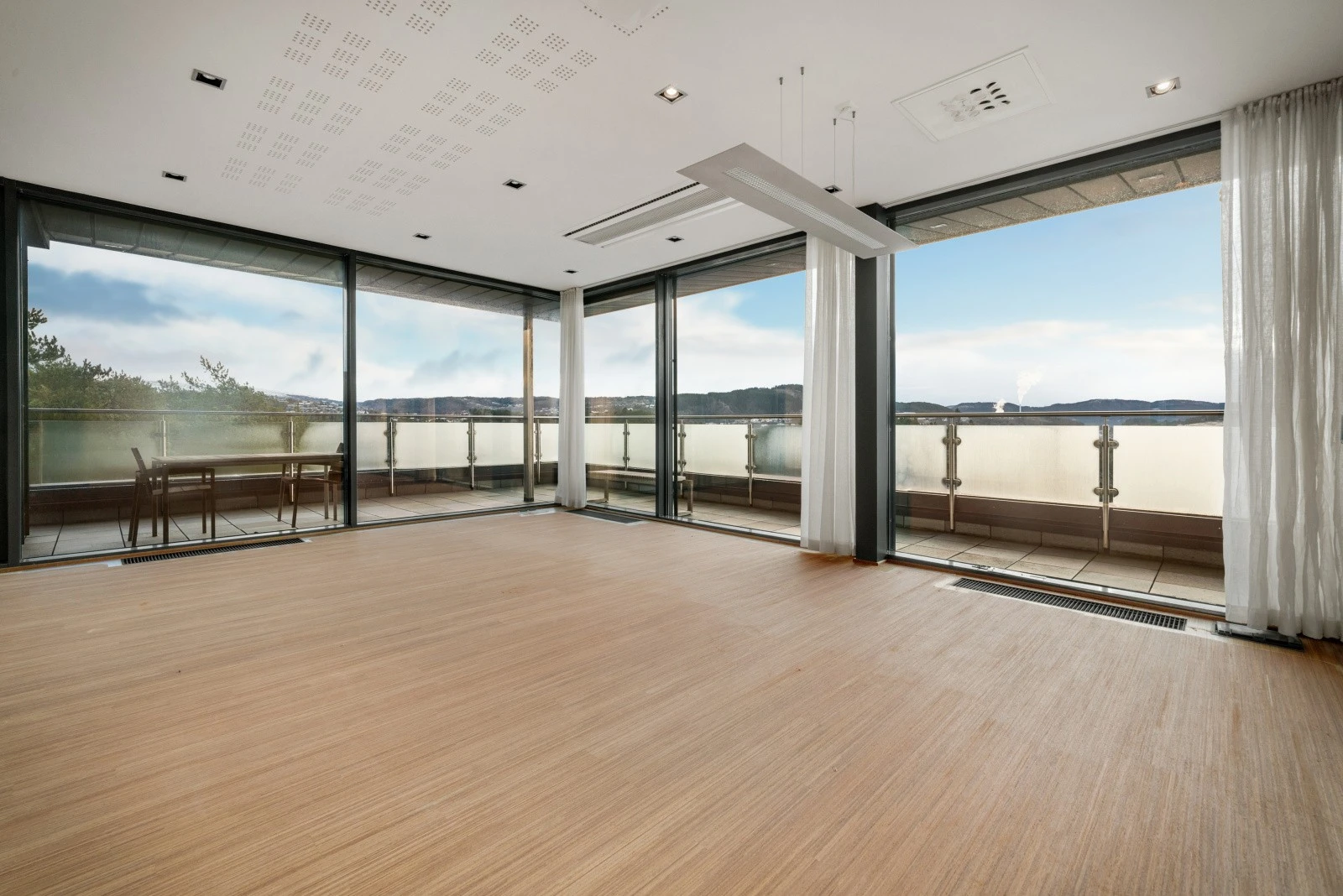 Lokalene er godt vedlikeholdt og kan overtas "slik de er" eller tilpasses for nye leietakere. Galleribilde