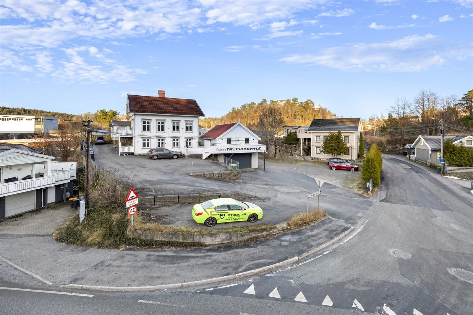 Eiendommen har en meget sentral beliggenhet på Torbjørnsbu/Myrene kun ca. 1,5 km med bil fra Arendal sentrum og langs hovedfartsåren mellom Arendal og Stoa. Galleribilde