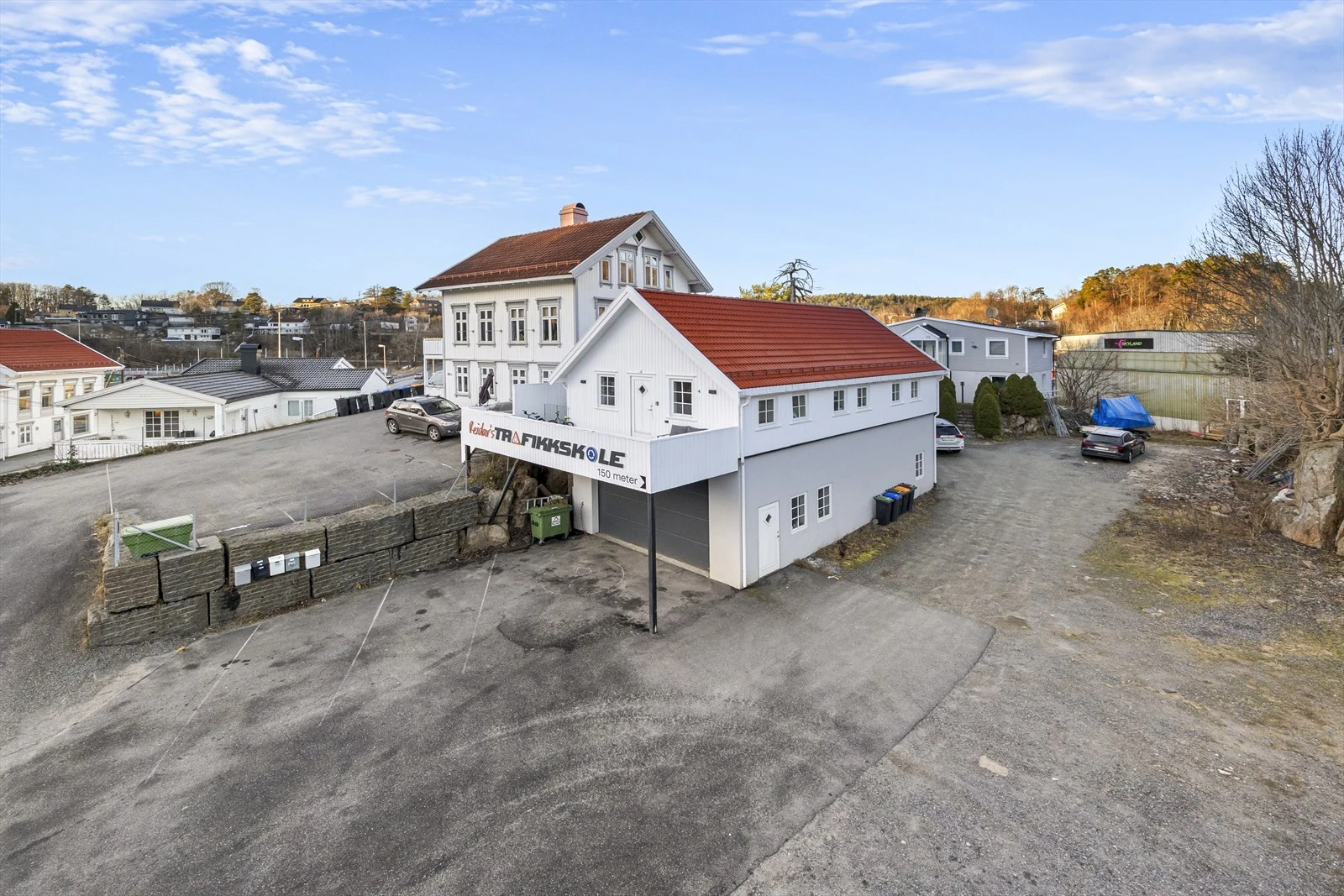 Kombinasjonseiendom med kontor/utleiemulighet og stor, isolert garasje Galleribilde