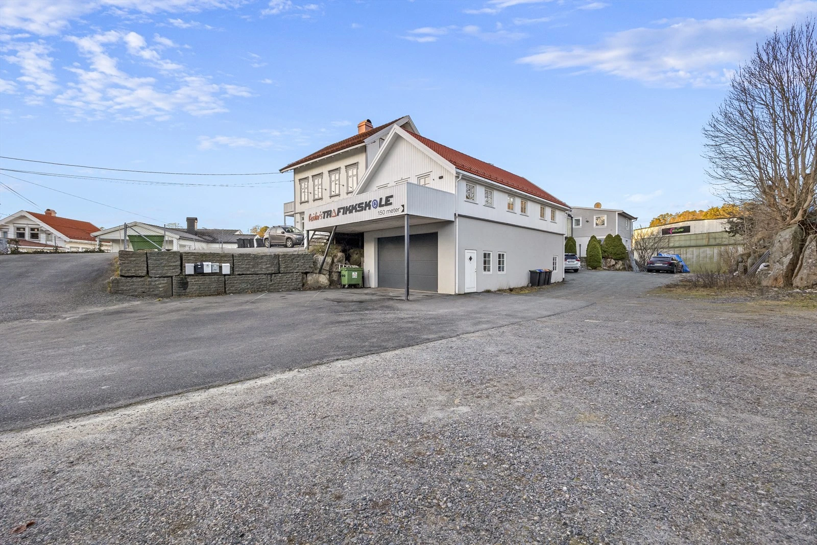 Meget god parkering på egen tomt. Eiendommen har tilhørende parkering for 2 - 3 biler på øvre nivå (ved inngang til 2. etasje), samt parkeringsareal mot syd og foran garasjen. Galleribilde