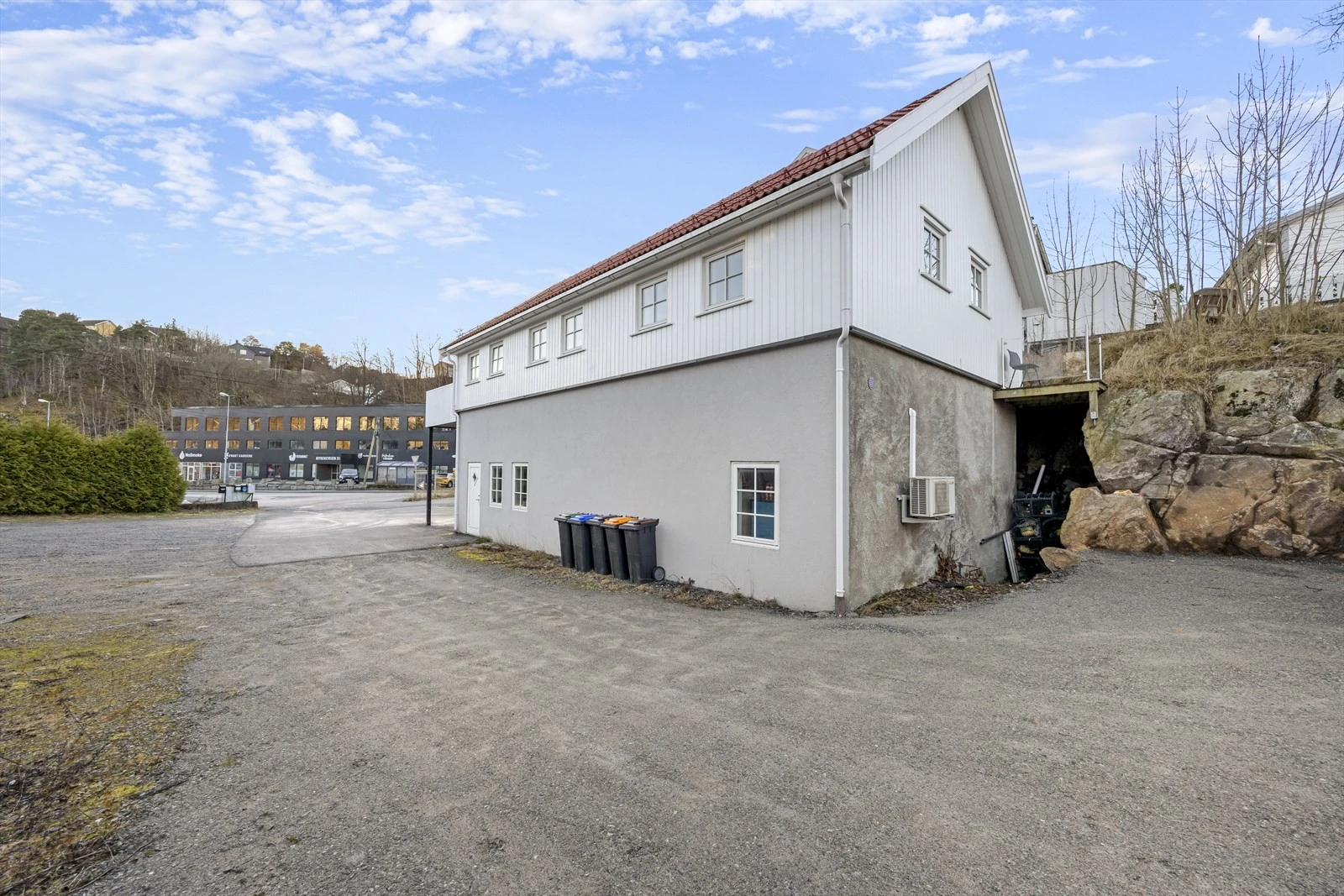 Stort nyere kombinasjonsbygg med garasje med sentralt beliggenhet. Galleribilde