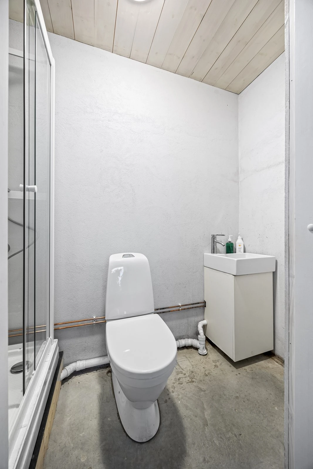 Garasjen har også eget toalettrom. Galleribilde