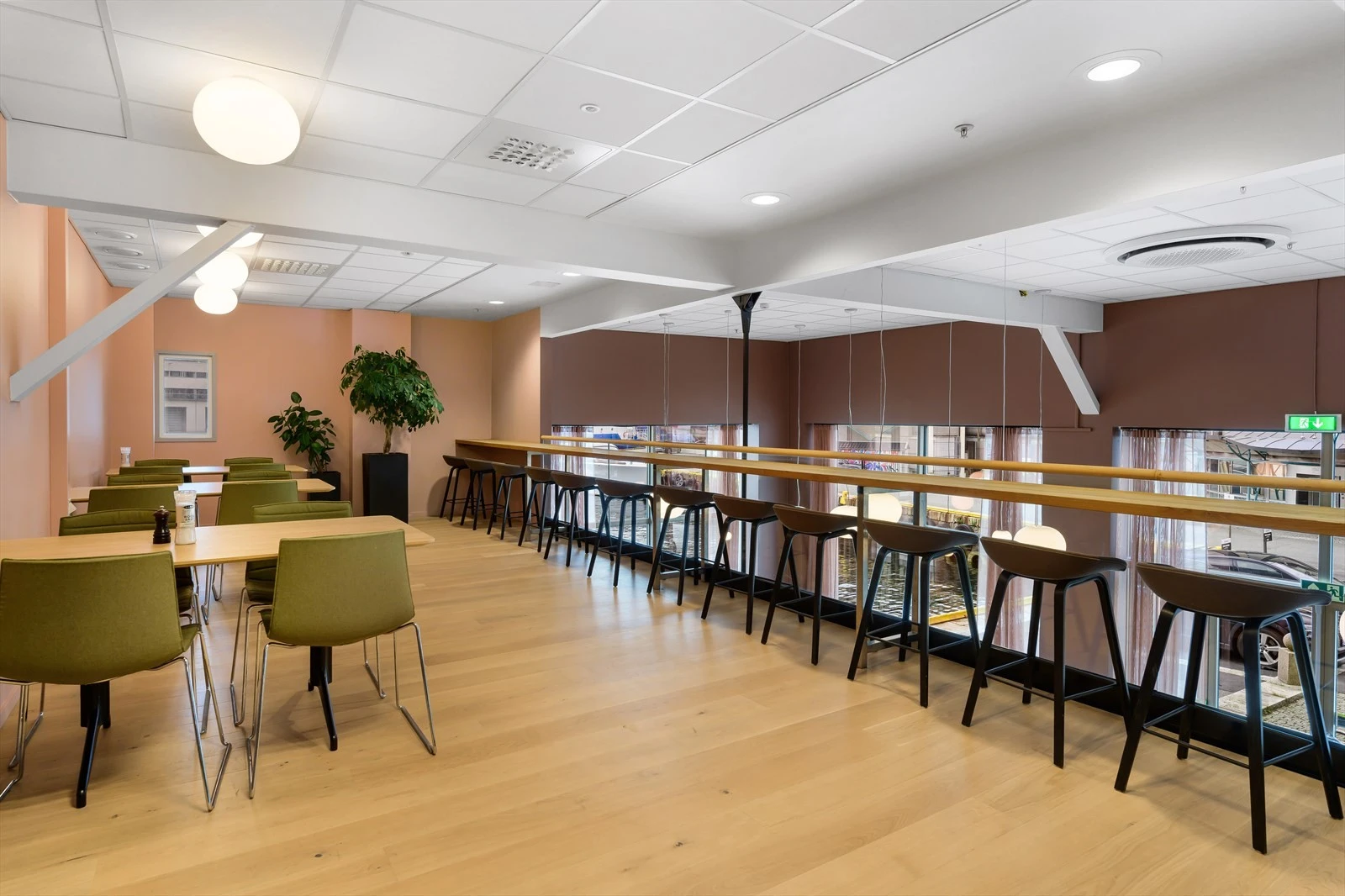 Innbydende spiseplass sjøkanten. Kan benyttes til arrangementer. Galleribilde