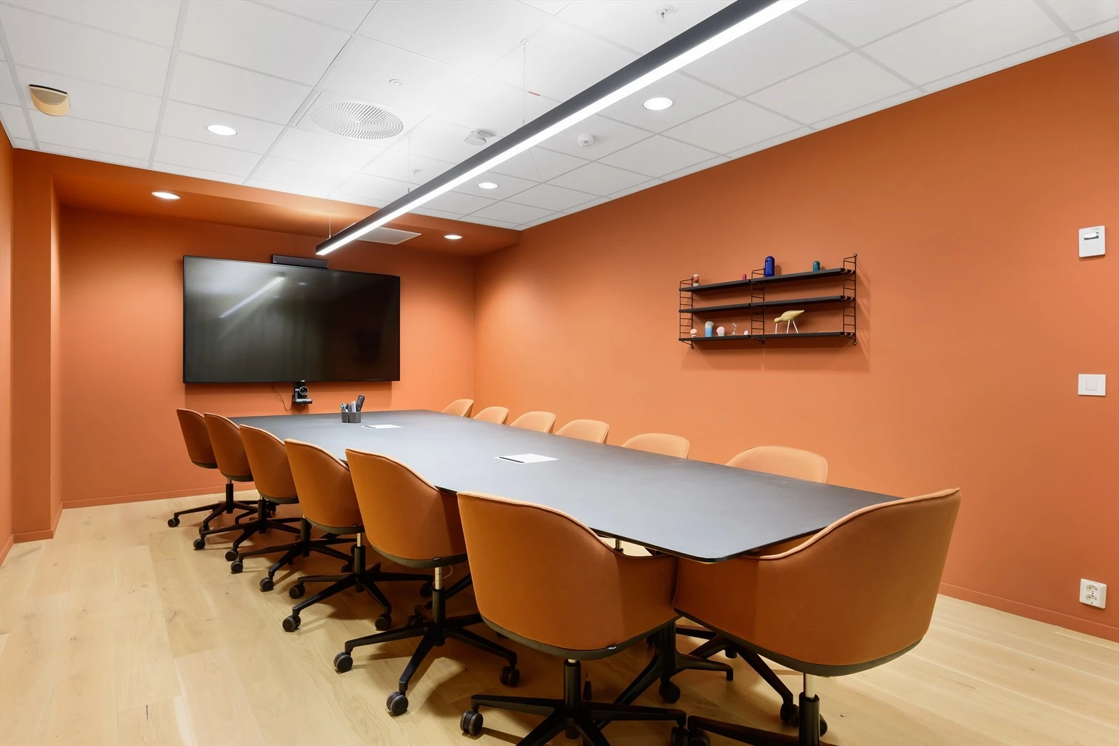 Møteroms-pool med AV-utstyr inkludert i leien. Bookes online eller på skjerm. Galleribilde