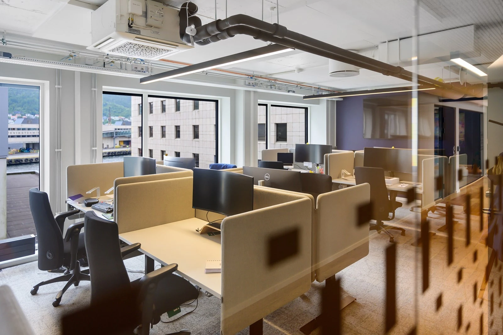 Ledige lokaler i 3. etg. BTA 139 m². Innredet med landskap for 6 - 8 personer og 2 stillerom/cellekontor. Galleribilde