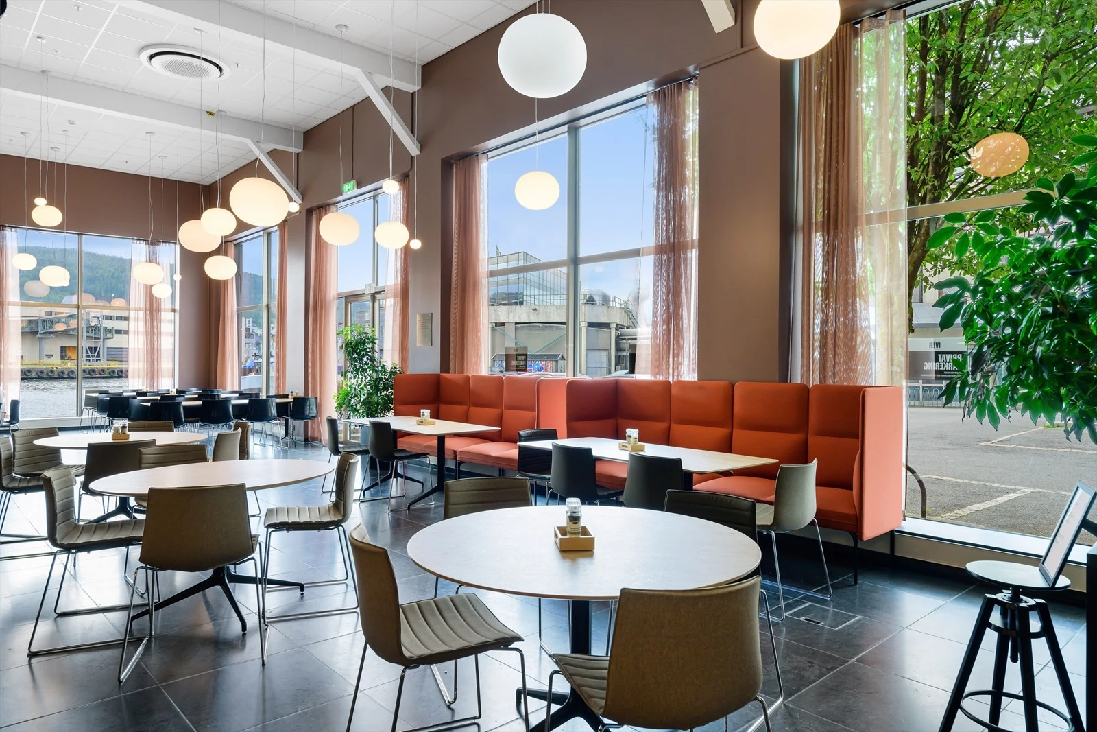 Innbydende spiseplass sjøkanten. Kan benyttes til arrangementer. Galleribilde