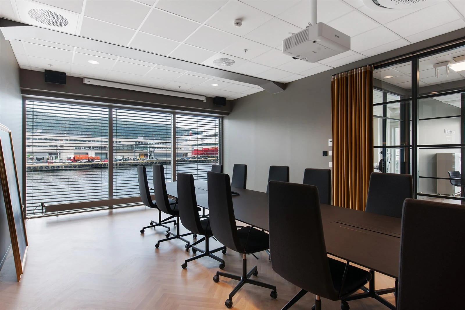 Bilder fra møterom i ledige lokale i 2.etg. BTA 554 m². Galleribilde