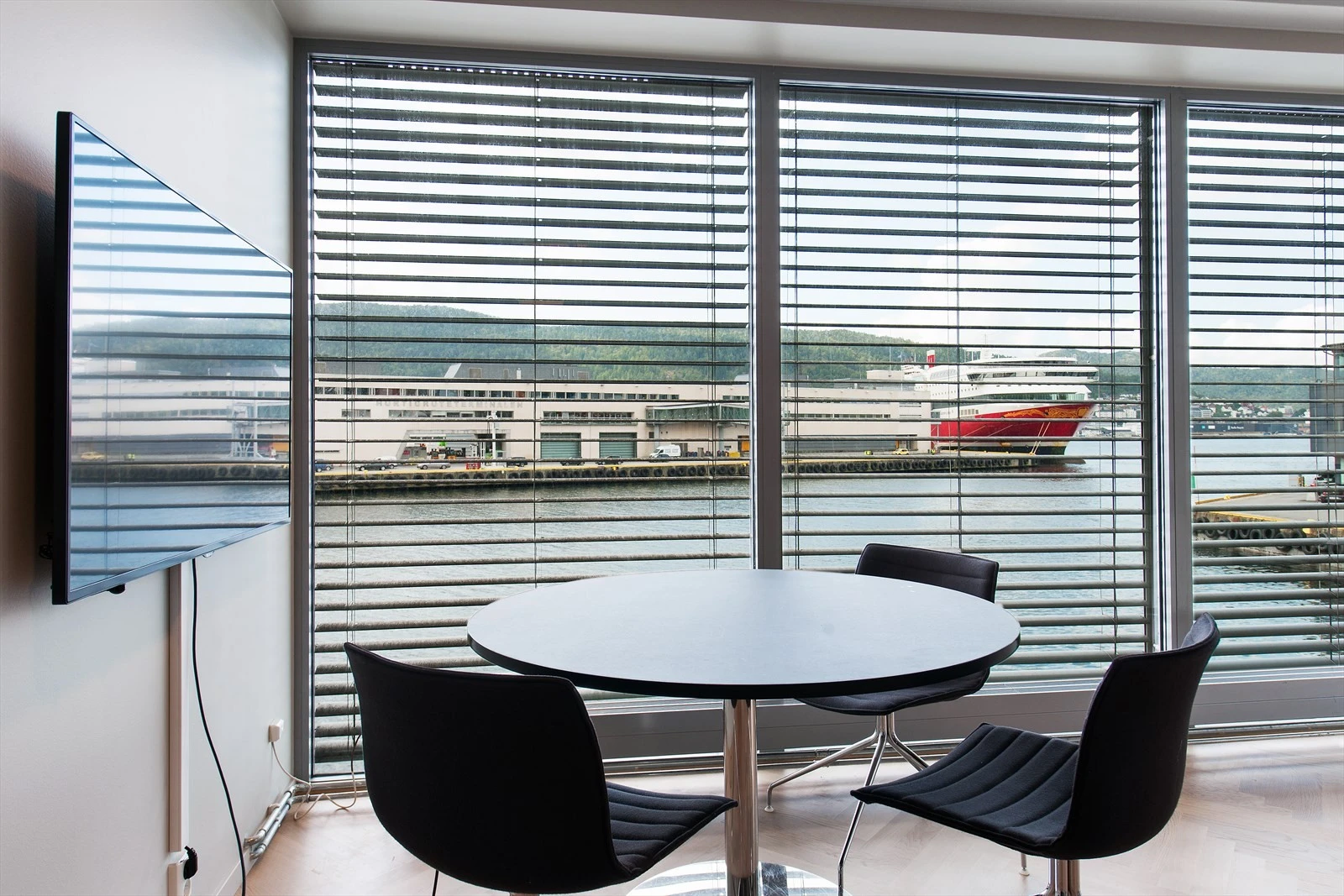 Bilder fra cellekontor i ledige lokale i 2.etg. BTA 554 m². Galleribilde